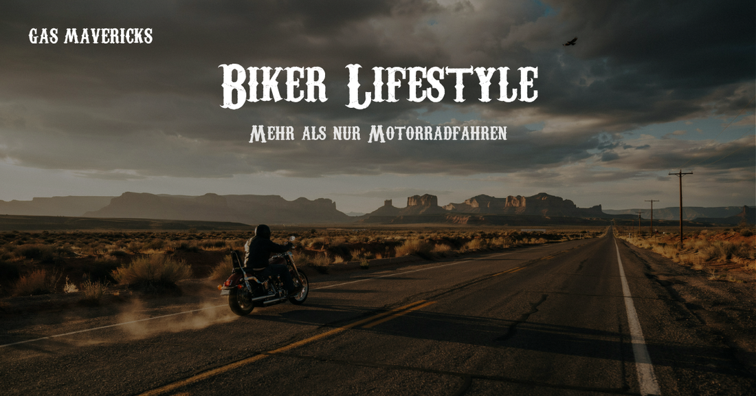Biker auf einem Chopper fährt bei Sonnenuntergang auf einem leeren Highway durch die amerikanische Wüste – Gas Mavericks Biker Lifestyle
