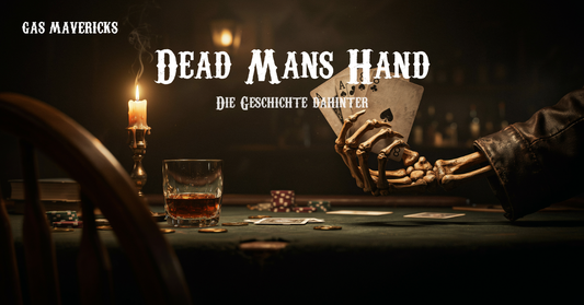 Skeletthand hält zwei Asse und zwei Achten auf einem Saloon-Pokertisch mit Whiskey und Kerze – Gas Mavericks Dead Mans Hand