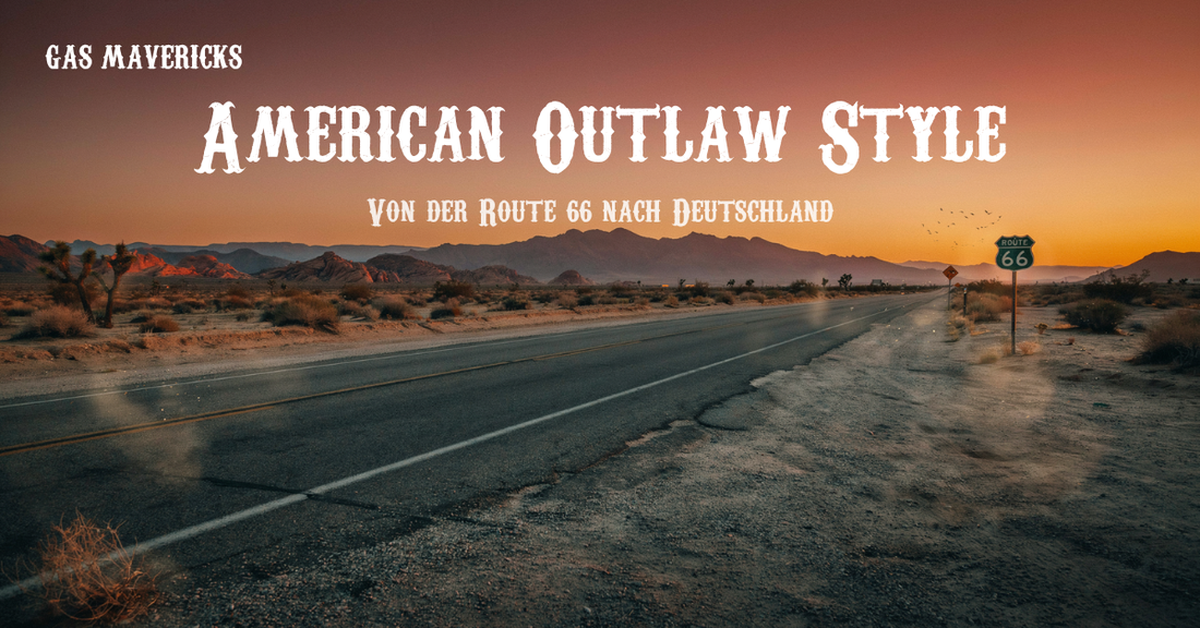 Leerer Route 66 Highway bei Sonnenuntergang mit ikonischem Straßenschild, amerikanische Wüstenlandschaft mit Bergen im Hintergrund, warme orange-rote Himmelstöne – Gas Mavericks American Outlaw Style