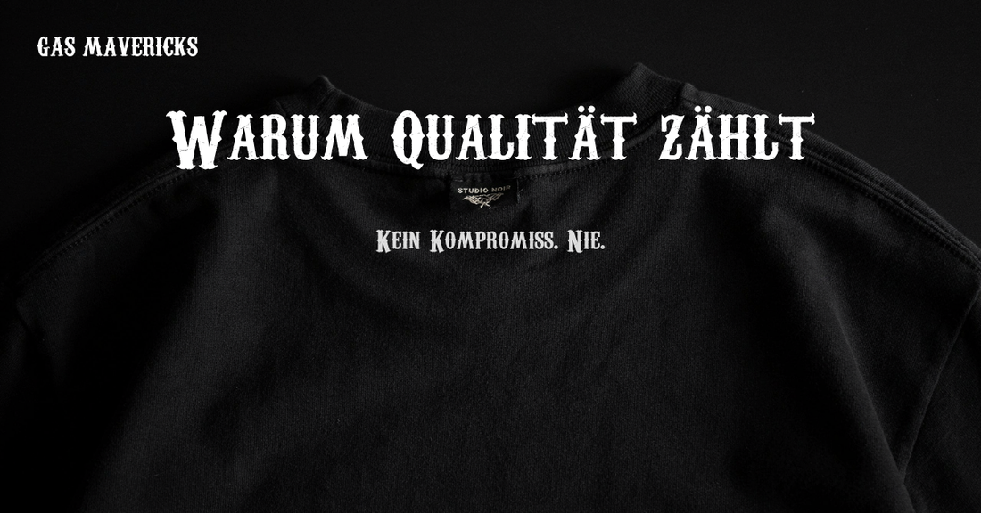 Nahaufnahme eines premium schwarzen T-Shirts mit sichtbarem Nacken-Label, dramatische Beleuchtung zeigt schwere Baumwoll-Textur und Qualität der Verarbeitung – Gas Mavericks Biker Shirt Qualität
