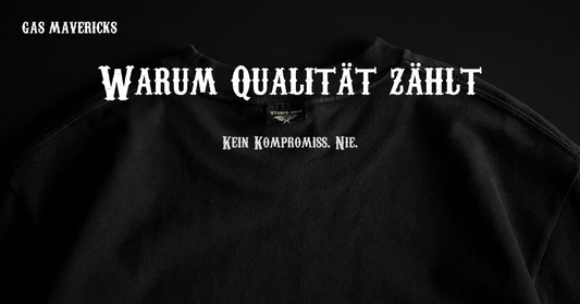 Nahaufnahme eines premium schwarzen T-Shirts mit sichtbarem Nacken-Label, dramatische Beleuchtung zeigt schwere Baumwoll-Textur und Qualität der Verarbeitung – Gas Mavericks Biker Shirt Qualität